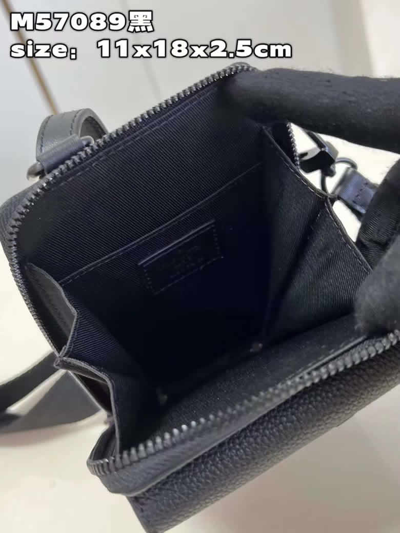 路易威登LV男包Aerogram小牛皮單肩手機包 M57089黑￥1280.00的图片-高仿LV包包、高仿lv男包