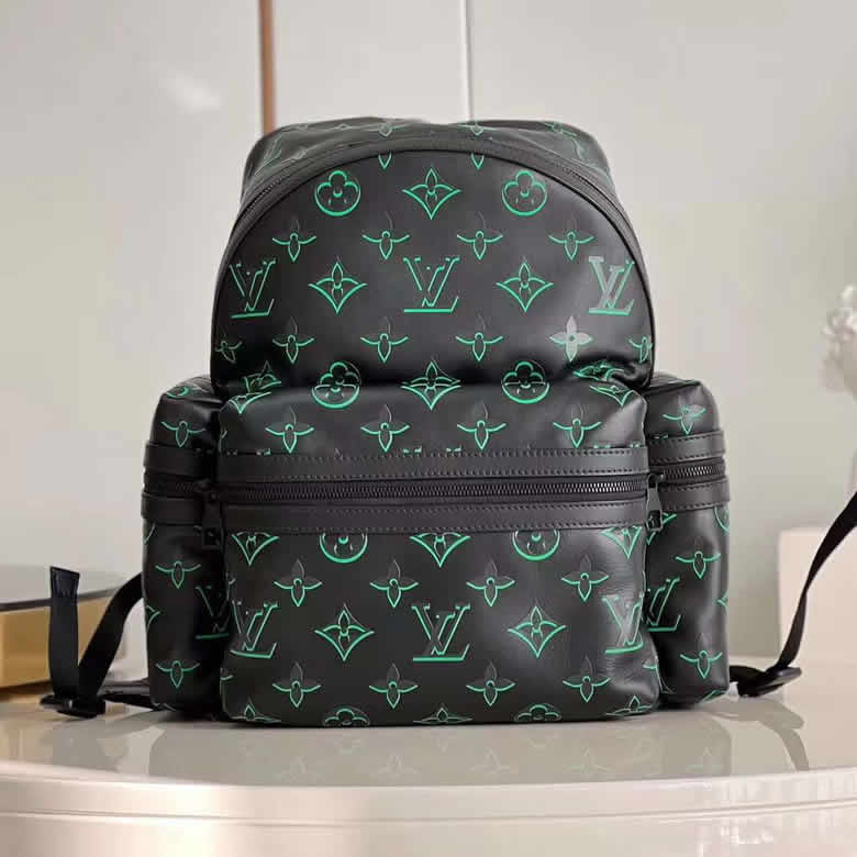 高仿lv雙肩包Monogram 3D效果印花Discovery雙肩包由錦綸M21824黑￥1580.00的图片-高仿LV包包、高仿lv男包