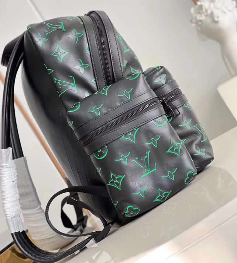 高仿lv雙肩包Monogram 3D效果印花Discovery雙肩包由錦綸M21824黑￥1580.00的图片-高仿LV包包、高仿lv男包