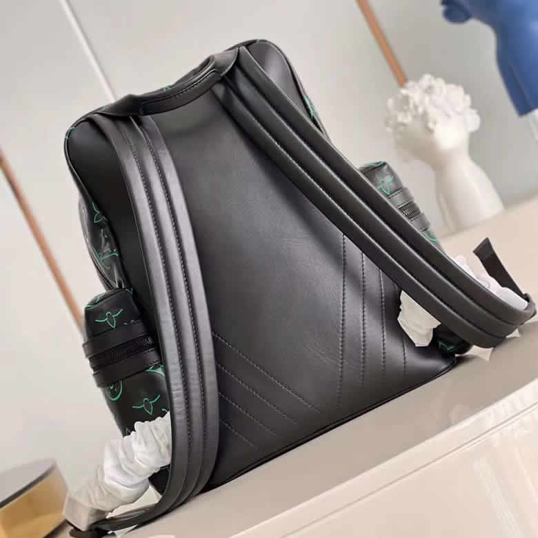 高仿lv雙肩包Monogram 3D效果印花Discovery雙肩包由錦綸M21824黑￥1580.00的图片-高仿LV包包、高仿lv男包