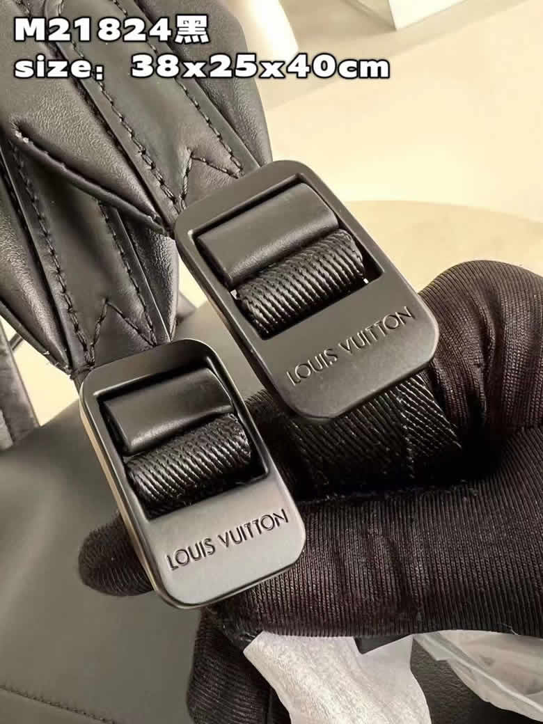 高仿lv雙肩包Monogram 3D效果印花Discovery雙肩包由錦綸M21824黑￥1580.00的图片-高仿LV包包、高仿lv男包