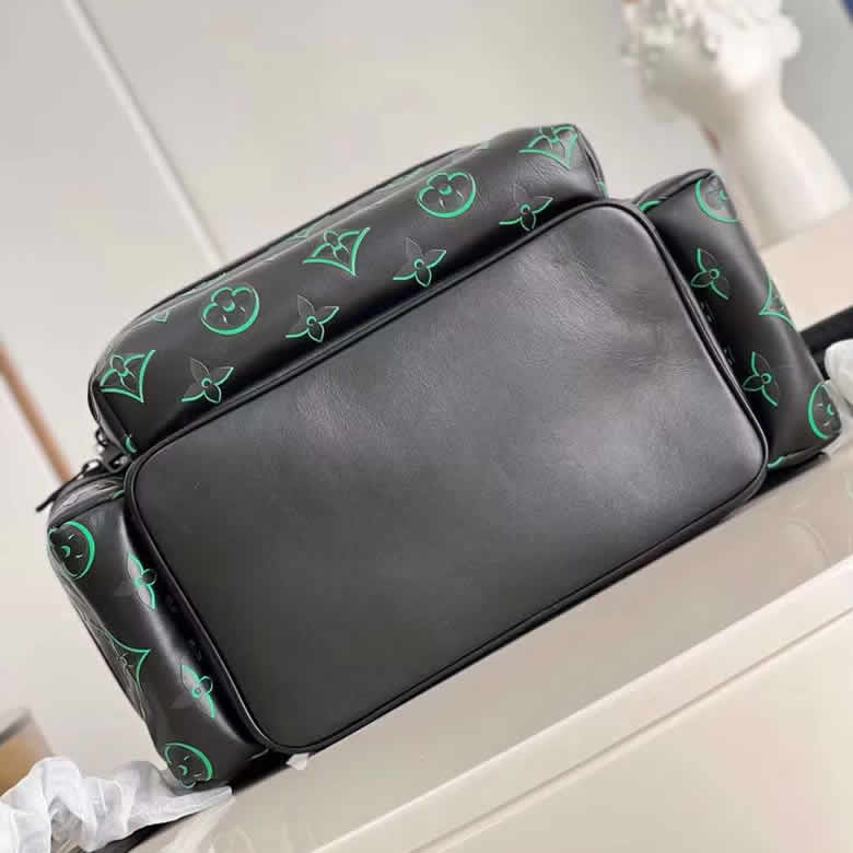 高仿lv雙肩包Monogram 3D效果印花Discovery雙肩包由錦綸M21824黑￥1580.00的图片-高仿LV包包、高仿lv男包