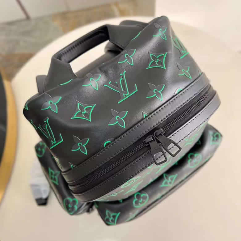 高仿lv雙肩包Monogram 3D效果印花Discovery雙肩包由錦綸M21824黑￥1580.00的图片-高仿LV包包、高仿lv男包