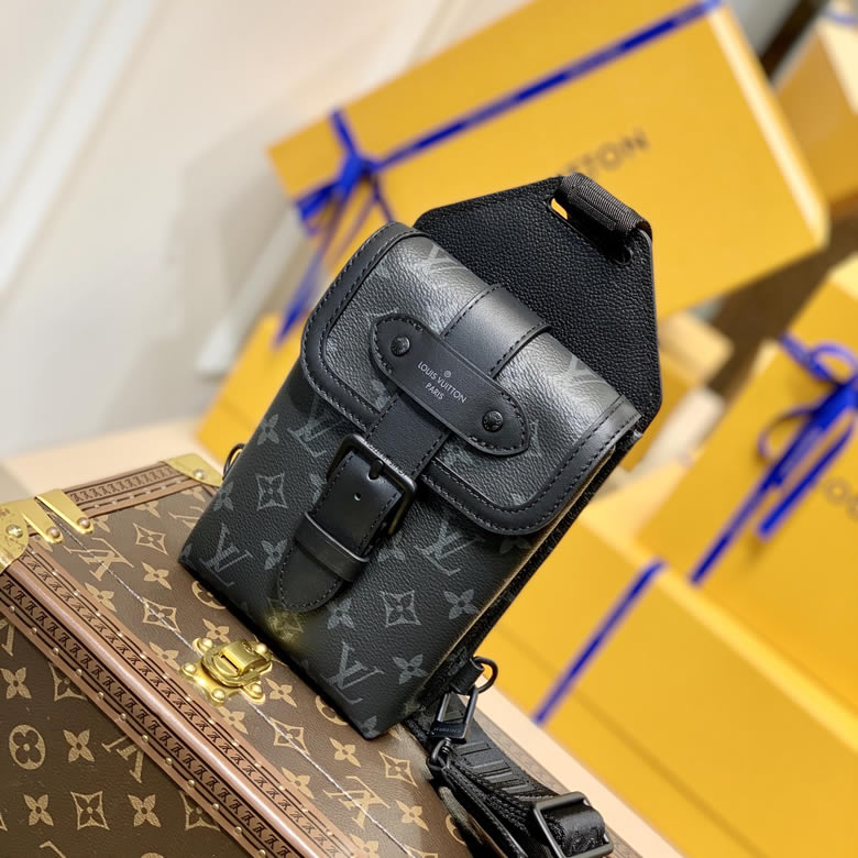 高仿LV男士Saumur單肩包 M45912黑色老花￥1480.00的图片-高仿LV包包、高仿lv男包