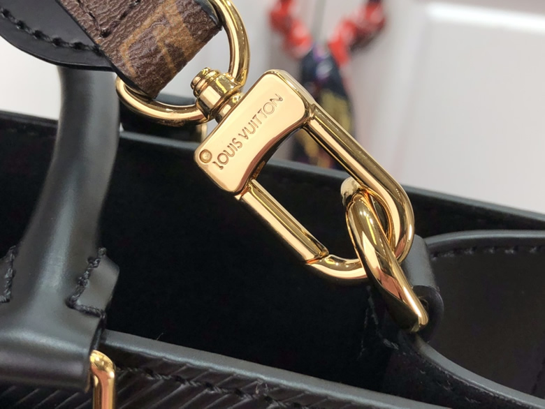 高仿lv手提斜跨男包SAC PLAT PM水波紋手袋m586585/8657克色￥1680.00的图片-高仿LV包包、高仿lv男包