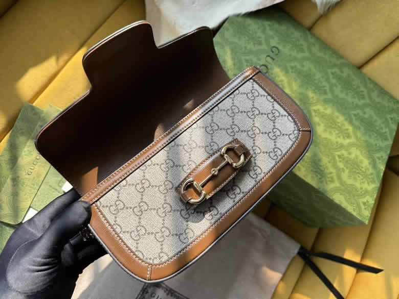 古馳米色和烏木色帆佈Gucci Horsebit 1955繫列肩背包735178￥1480.00的图片-高仿古奇包包Gucci、高仿古奇女包Gucci