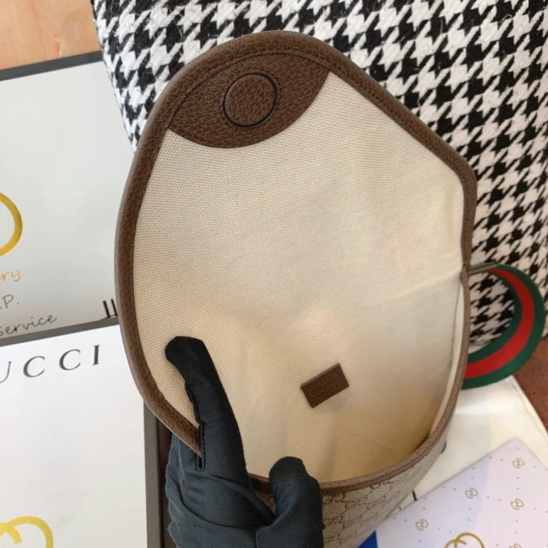 原單古馳男包Neo Vintage GG中號郵差包紅色皮革滾邊598604￥1480.00的图片-高仿古奇包包Gucci、高仿古奇男包Gucci