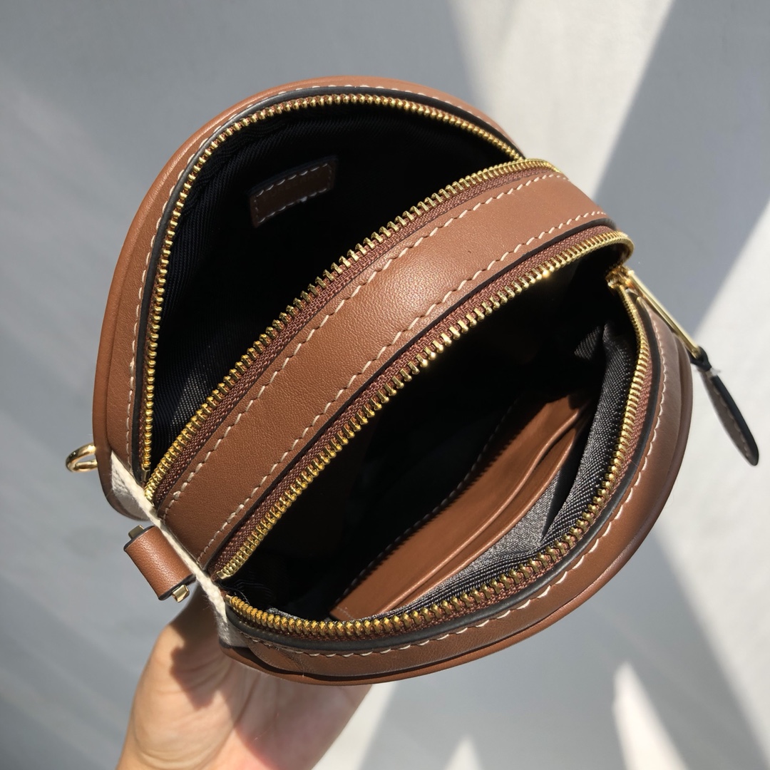 B家路易威登LV雙拉圓餅包高仿包包款可斜背或卸下背帶締造手拿包造型的图片-高仿LV包包、高仿lv女包