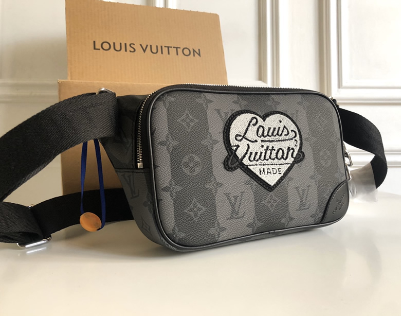 lv高仿男士胸包心形老花拉鏈斜跨腰包胸包M59338￥1480.00的图片-高仿LV包包、高仿lv男包