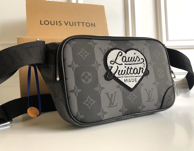 lv高仿男士胸包心形老花拉鏈斜跨腰包胸包M59338￥1480.00的图片-高仿LV包包、高仿lv男包