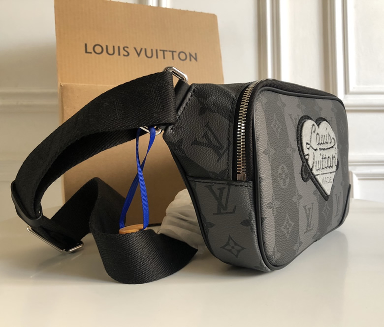 lv高仿男士胸包心形老花拉鏈斜跨腰包胸包M59338￥1480.00的图片-高仿LV包包、高仿lv男包