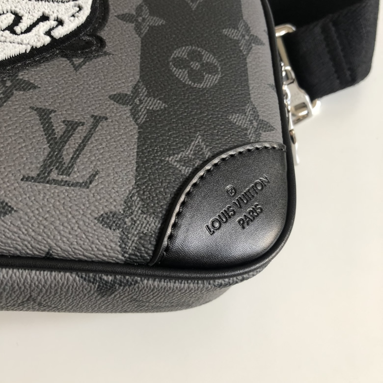 lv高仿男士胸包心形老花拉鏈斜跨腰包胸包M59338￥1480.00的图片-高仿LV包包、高仿lv男包