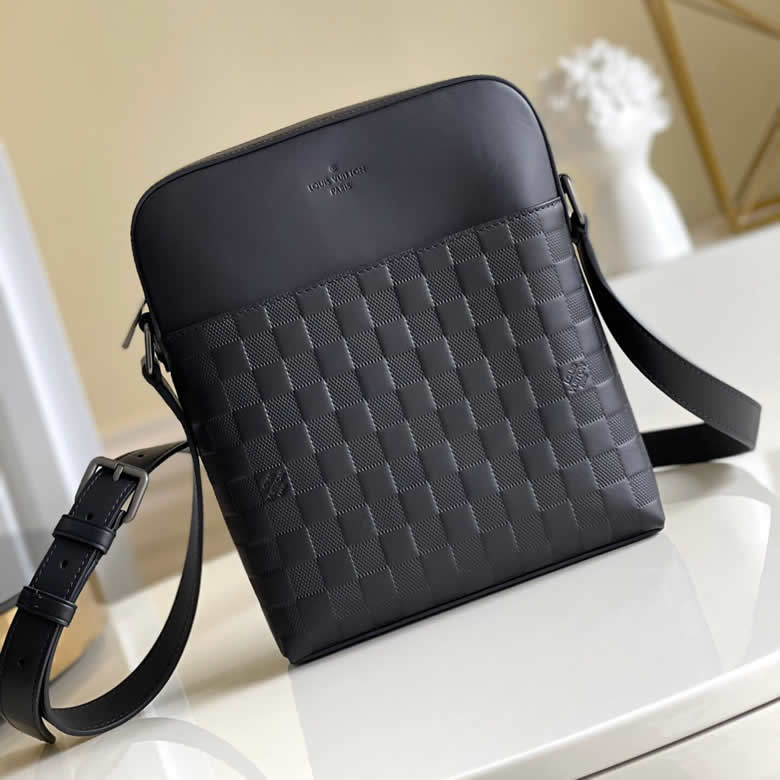 LV高仿男士斜挎包全皮壓格District Pochette全新 N23355￥1480.00的图片-高仿LV包包、高仿lv男包