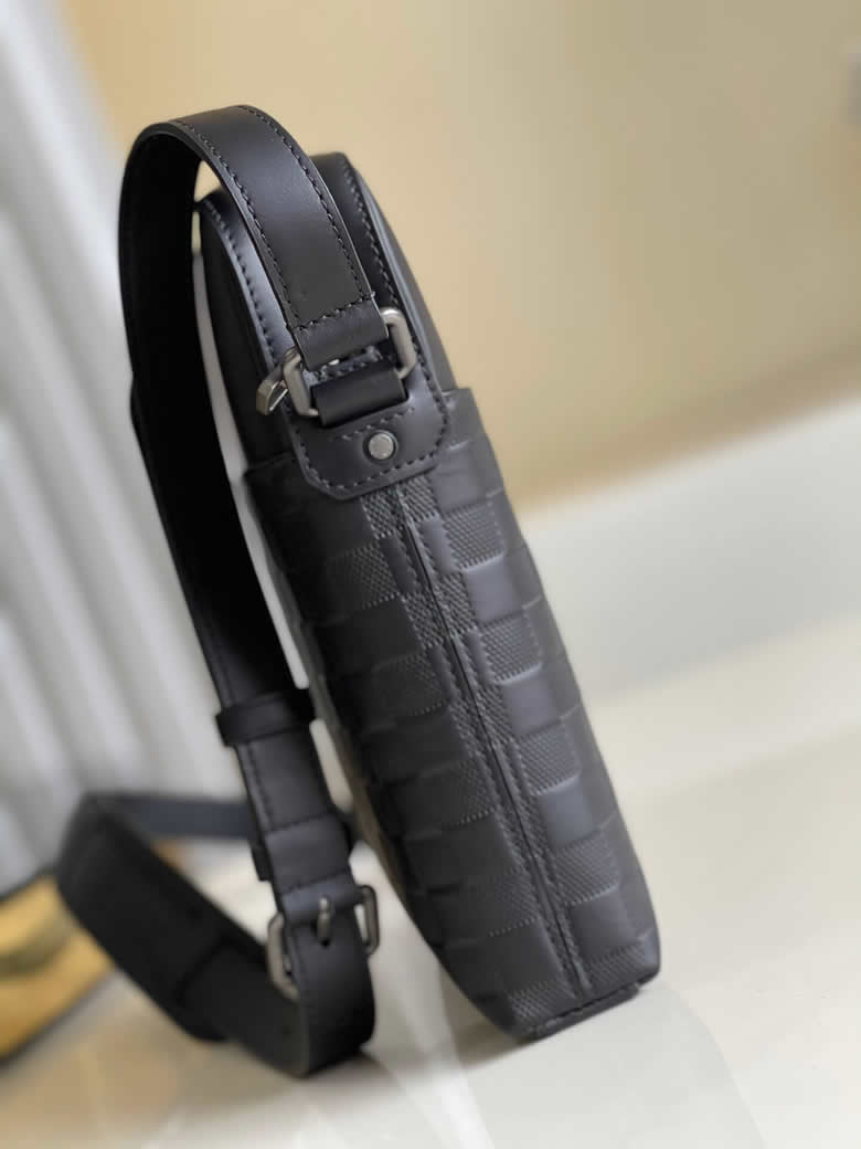 LV高仿男士斜挎包全皮壓格District Pochette全新 N23355￥1480.00的图片-高仿LV包包、高仿lv男包