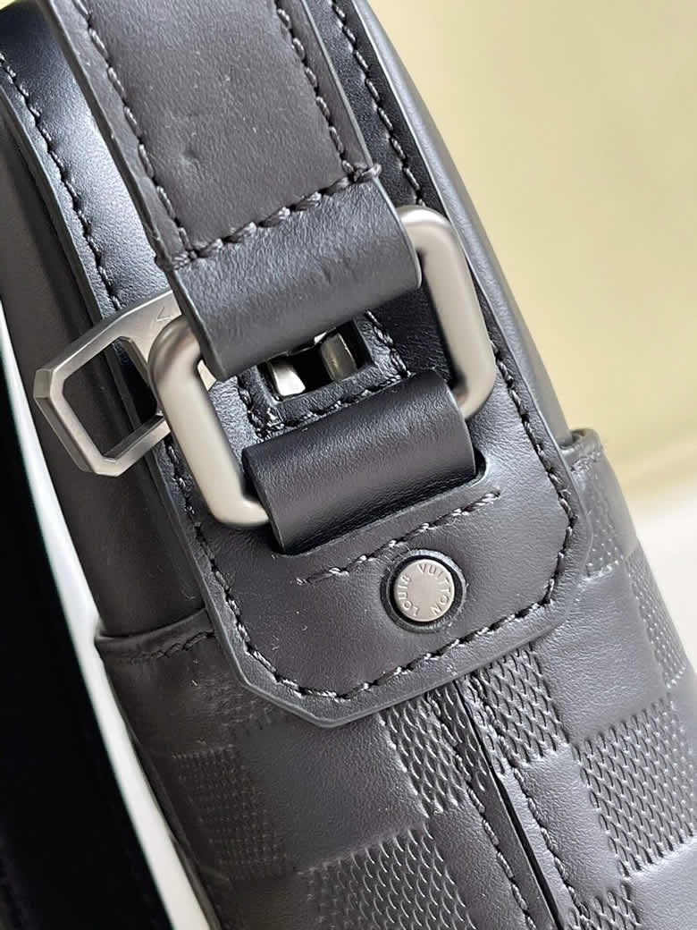 LV高仿男士斜挎包全皮壓格District Pochette全新 N23355￥1480.00的图片-高仿LV包包、高仿lv男包