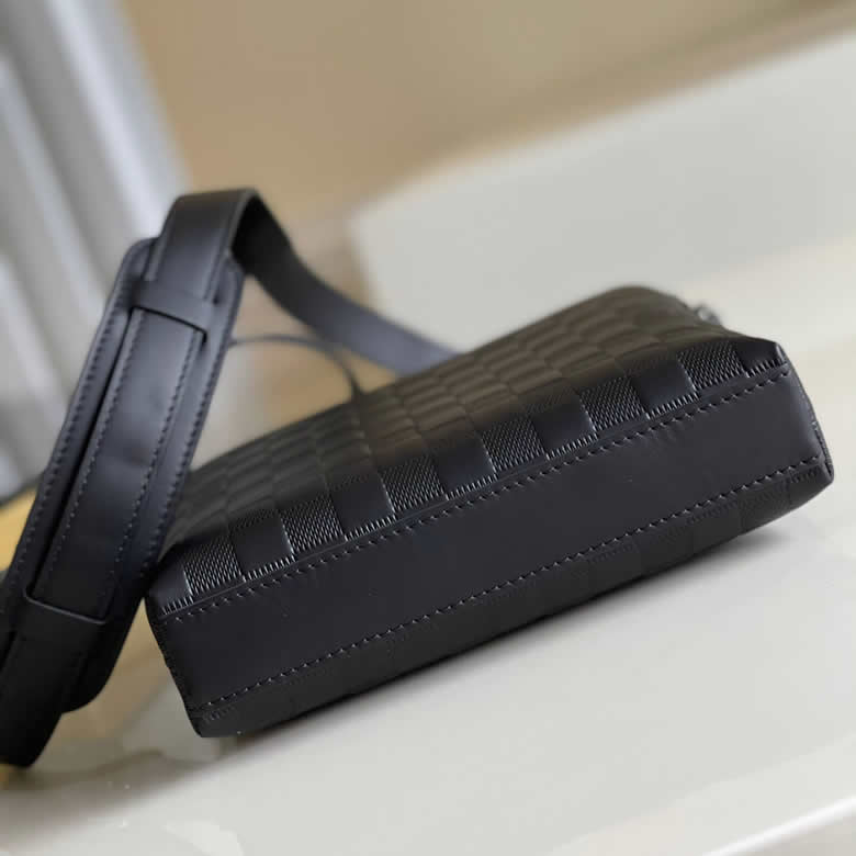 LV高仿男士斜挎包全皮壓格District Pochette全新 N23355￥1480.00的图片-高仿LV包包、高仿lv男包