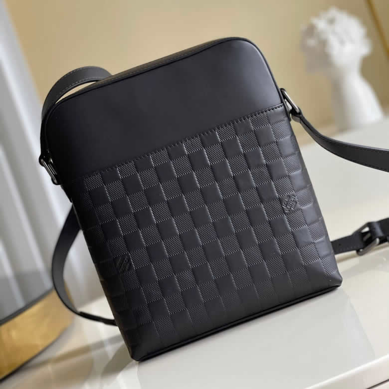 LV高仿男士斜挎包全皮壓格District Pochette全新 N23355￥1480.00的图片-高仿LV包包、高仿lv男包