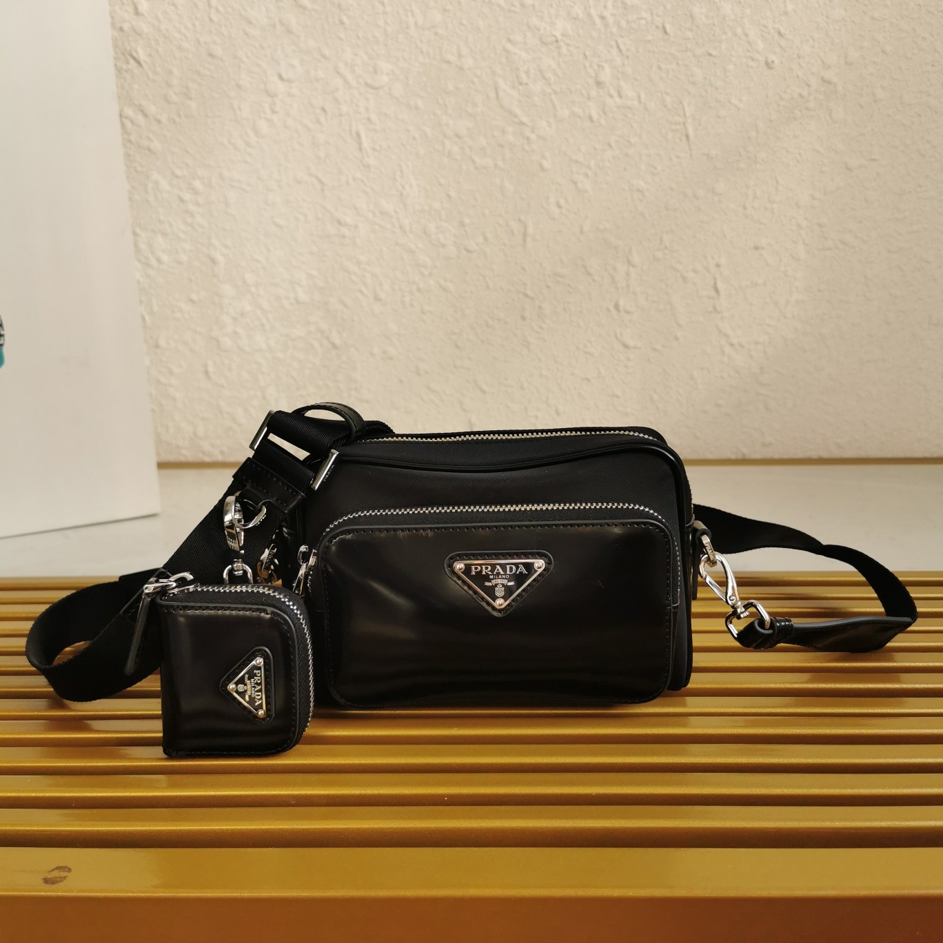 普拉達高仿原單包單肩包選用Re-Nylon與亮面皮革製成的图片-高仿普拉达包包 普拉達高仿原單包單肩包選用Re-Nylon與亮面皮革製成的图片-高仿普拉达包包