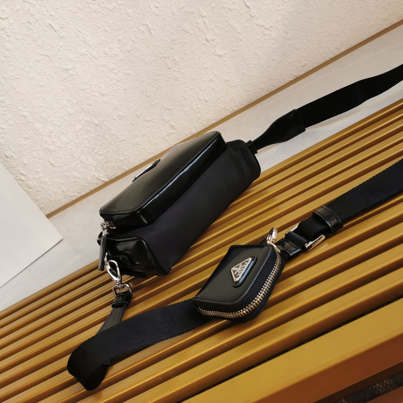 普拉達高仿原單包單肩包選用Re-Nylon與亮面皮革製成的图片-高仿普拉达包包 普拉達高仿原單包單肩包選用Re-Nylon與亮面皮革製成的图片-高仿普拉达包包