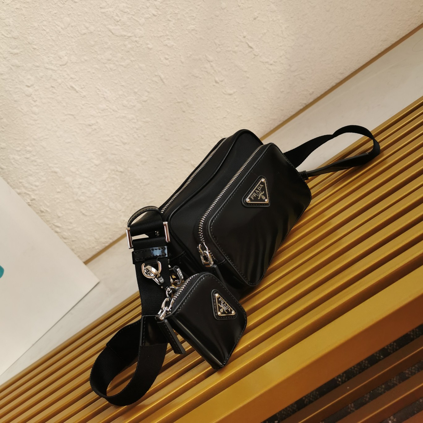 普拉達高仿原單包單肩包選用Re-Nylon與亮面皮革製成的图片-高仿普拉达包包 普拉達高仿原單包單肩包選用Re-Nylon與亮面皮革製成的图片-高仿普拉达包包
