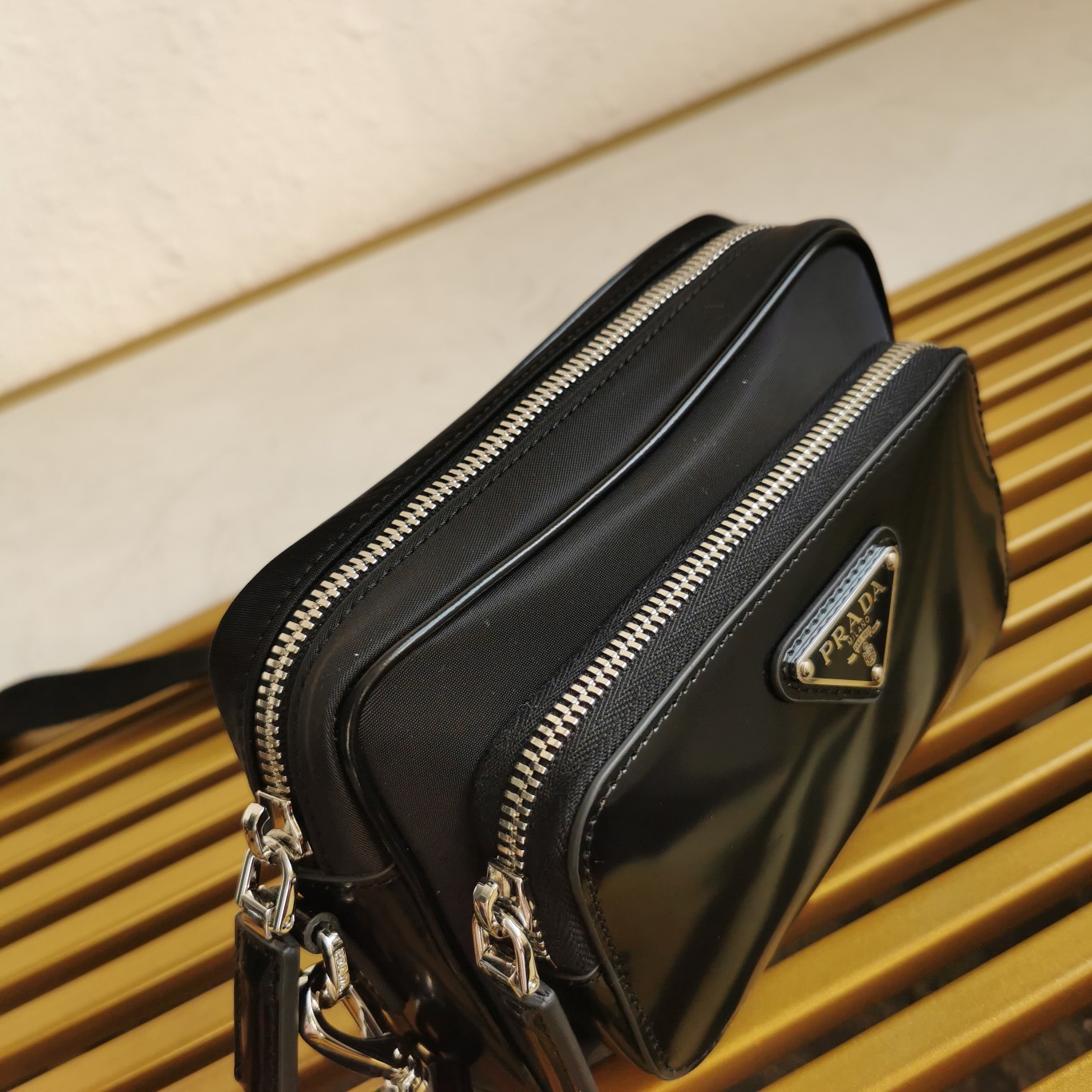 普拉達高仿原單包單肩包選用Re-Nylon與亮面皮革製成的图片-高仿普拉达包包 普拉達高仿原單包單肩包選用Re-Nylon與亮面皮革製成的图片-高仿普拉达包包