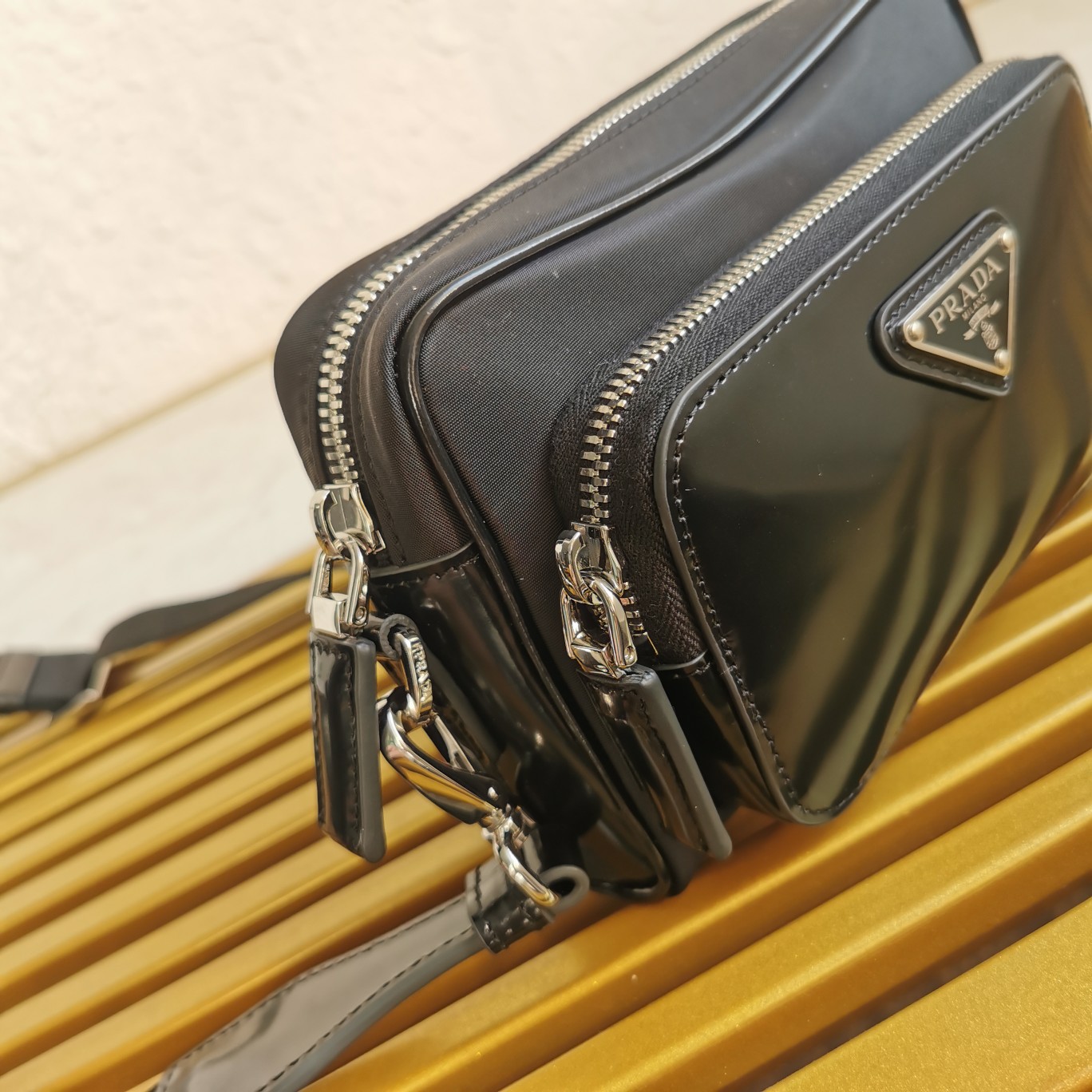 普拉達高仿原單包單肩包選用Re-Nylon與亮面皮革製成的图片-高仿普拉达包包 普拉達高仿原單包單肩包選用Re-Nylon與亮面皮革製成的图片-高仿普拉达包包