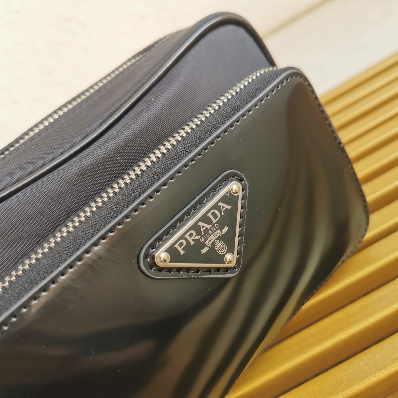 普拉達高仿原單包單肩包選用Re-Nylon與亮面皮革製成的图片-高仿普拉达包包 普拉達高仿原單包單肩包選用Re-Nylon與亮面皮革製成的图片-高仿普拉达包包