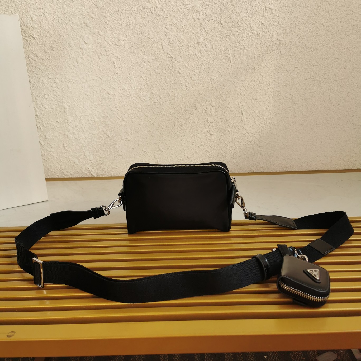 普拉達高仿原單包單肩包選用Re-Nylon與亮面皮革製成的图片-高仿普拉达包包 普拉達高仿原單包單肩包選用Re-Nylon與亮面皮革製成的图片-高仿普拉达包包