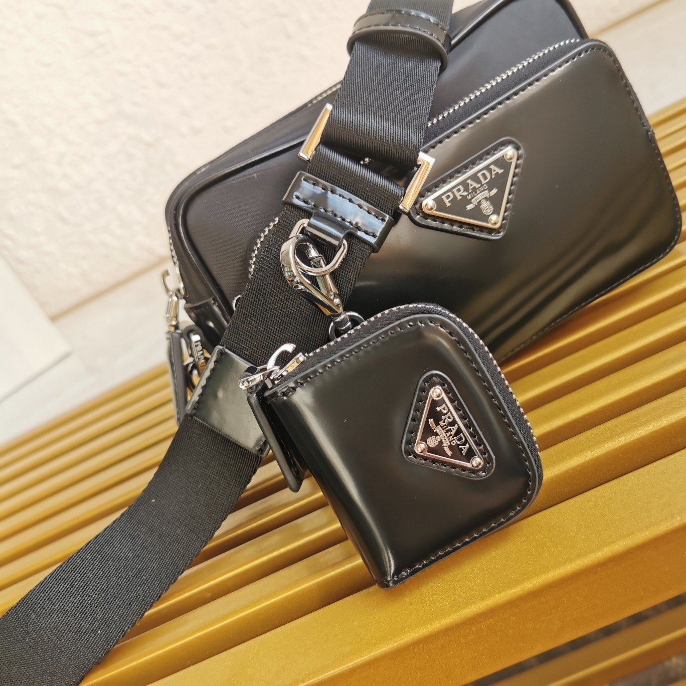 普拉達高仿原單包單肩包選用Re-Nylon與亮面皮革製成的图片-高仿普拉达包包 普拉達高仿原單包單肩包選用Re-Nylon與亮面皮革製成的图片-高仿普拉达包包