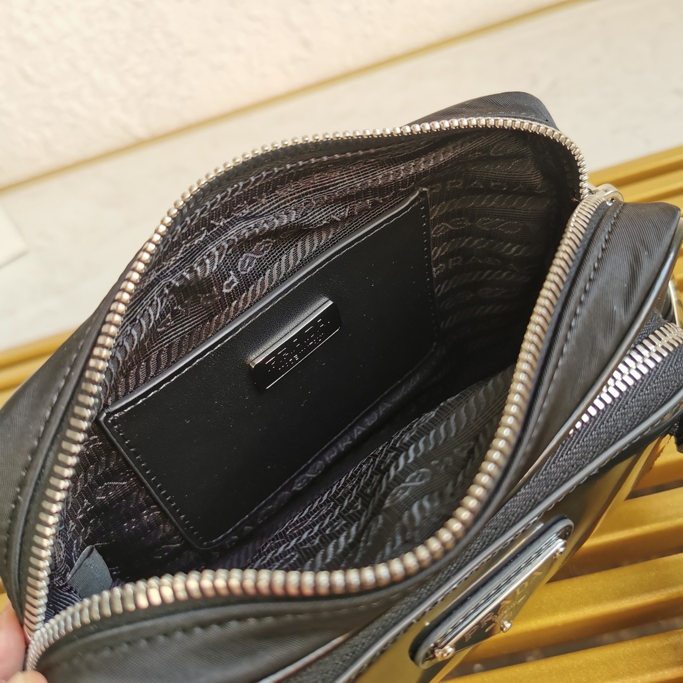 普拉達高仿原單包單肩包選用Re-Nylon與亮面皮革製成的图片-高仿普拉达包包 普拉達高仿原單包單肩包選用Re-Nylon與亮面皮革製成的图片-高仿普拉达包包