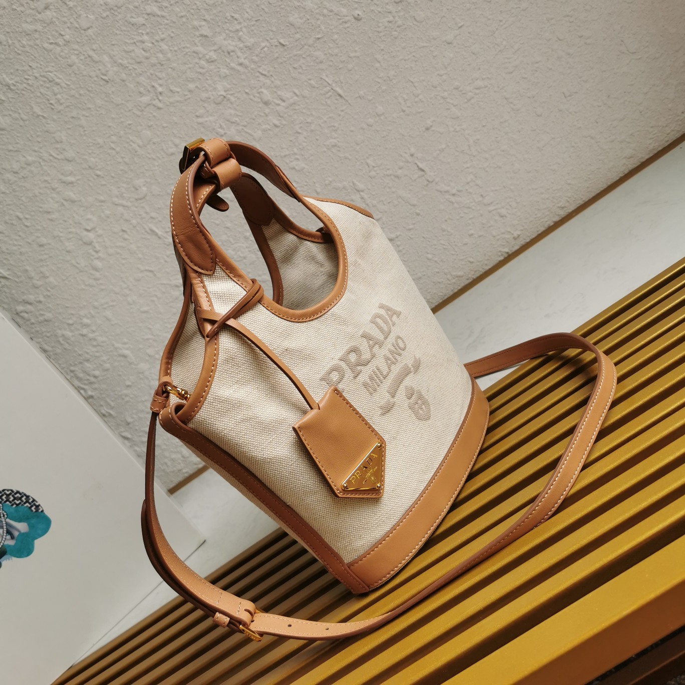 普拉達原單包專櫃最新款亞麻帆布包尺寸：21Ｘ18Ｘ9CM的图片-高仿普拉达包包