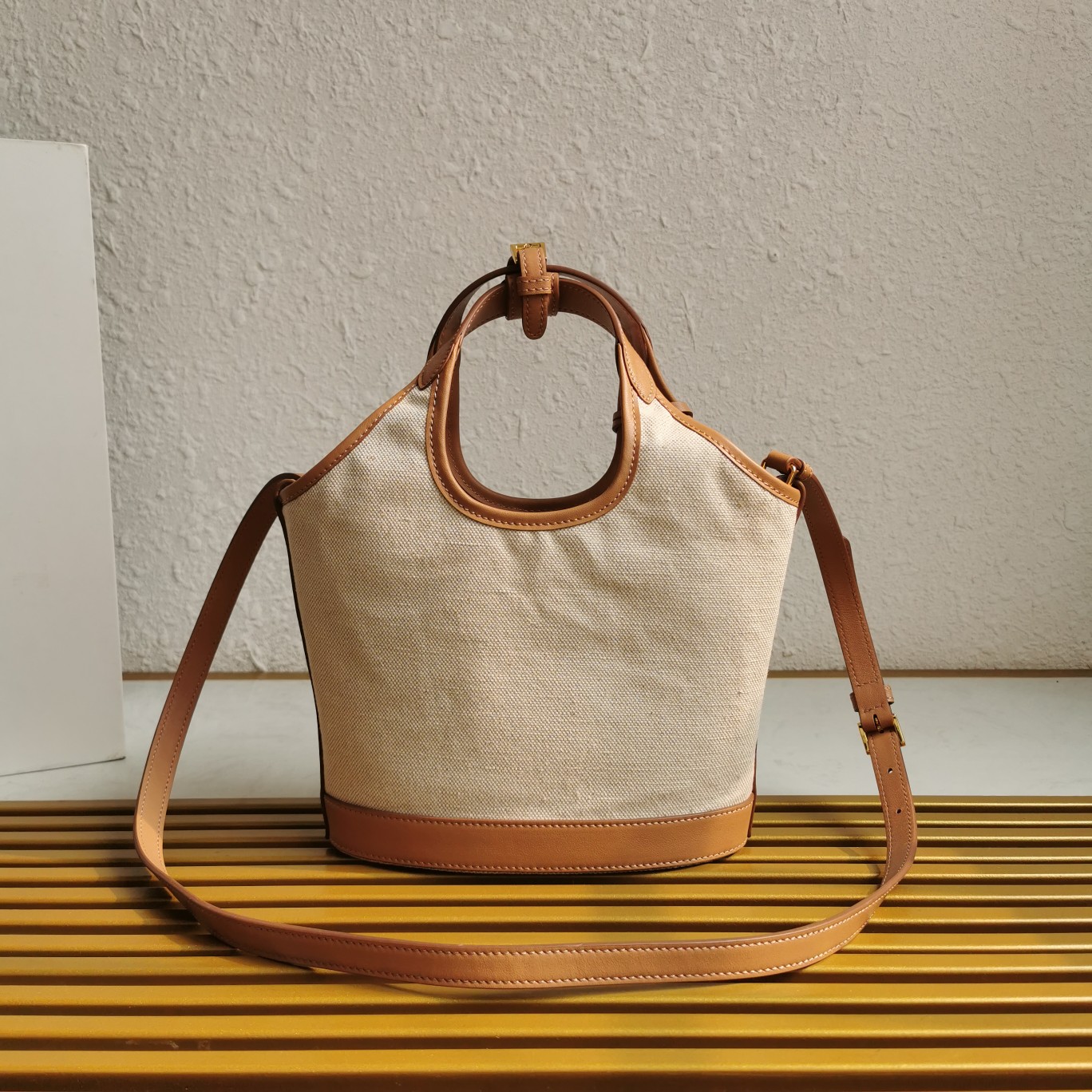 普拉達原單包專櫃最新款亞麻帆布包尺寸：21Ｘ18Ｘ9CM的图片-高仿普拉达包包