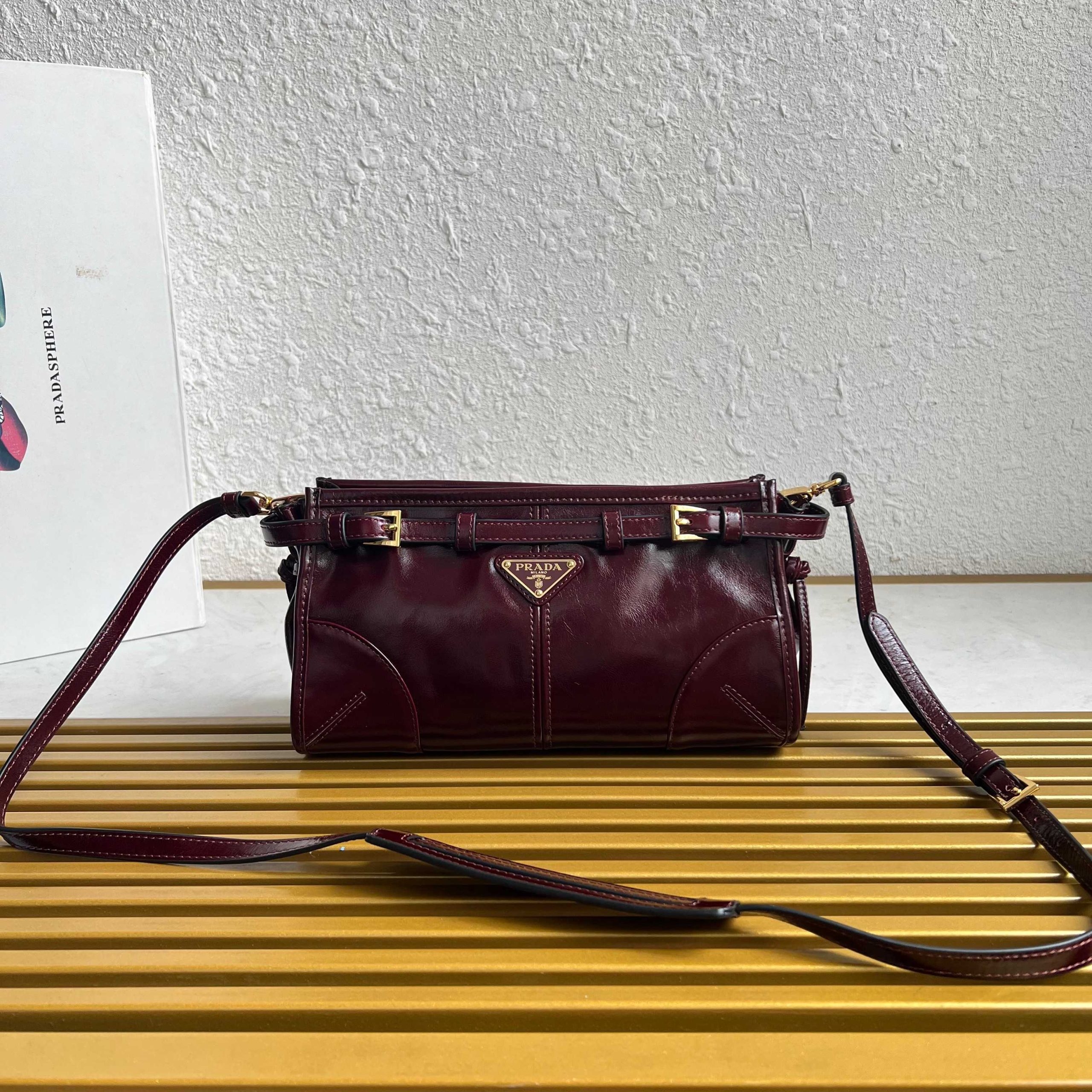 【頂級原單普拉達】新款lusSolf油臘皮1BH215斜跨包的图片-高仿普拉达包包 【頂級原單普拉達】新款lusSolf油臘皮1BH215斜跨包的图片-高仿普拉达包包