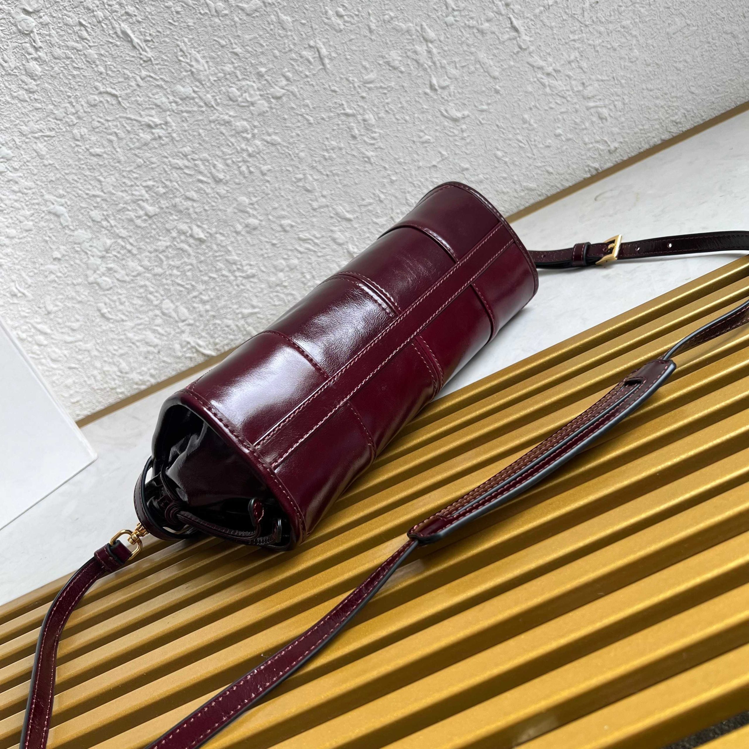 【頂級原單普拉達】新款lusSolf油臘皮1BH215斜跨包的图片-高仿普拉达包包 【頂級原單普拉達】新款lusSolf油臘皮1BH215斜跨包的图片-高仿普拉达包包