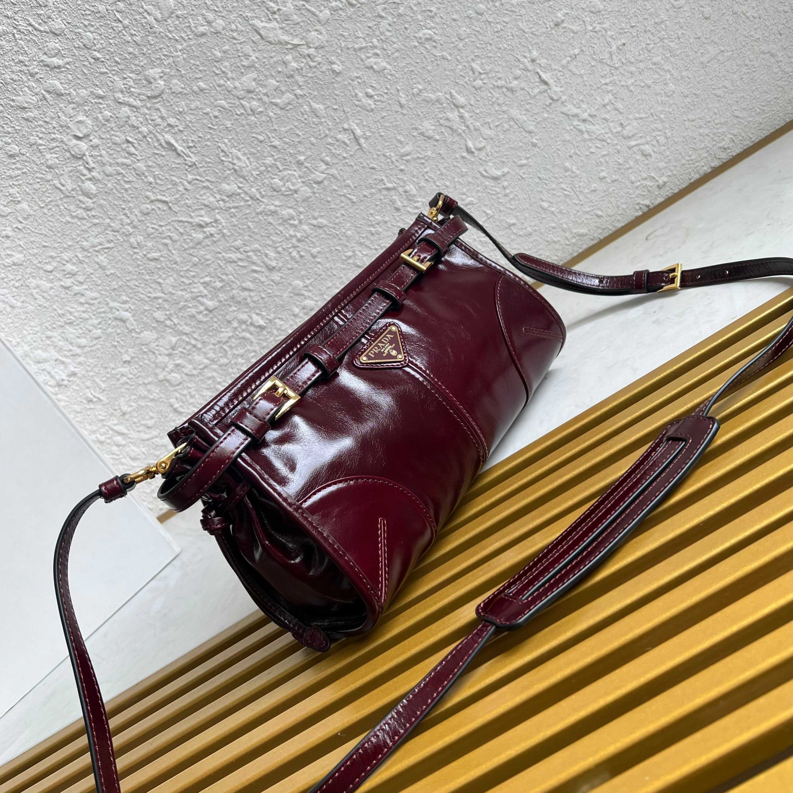 【頂級原單普拉達】新款lusSolf油臘皮1BH215斜跨包的图片-高仿普拉达包包 【頂級原單普拉達】新款lusSolf油臘皮1BH215斜跨包的图片-高仿普拉达包包