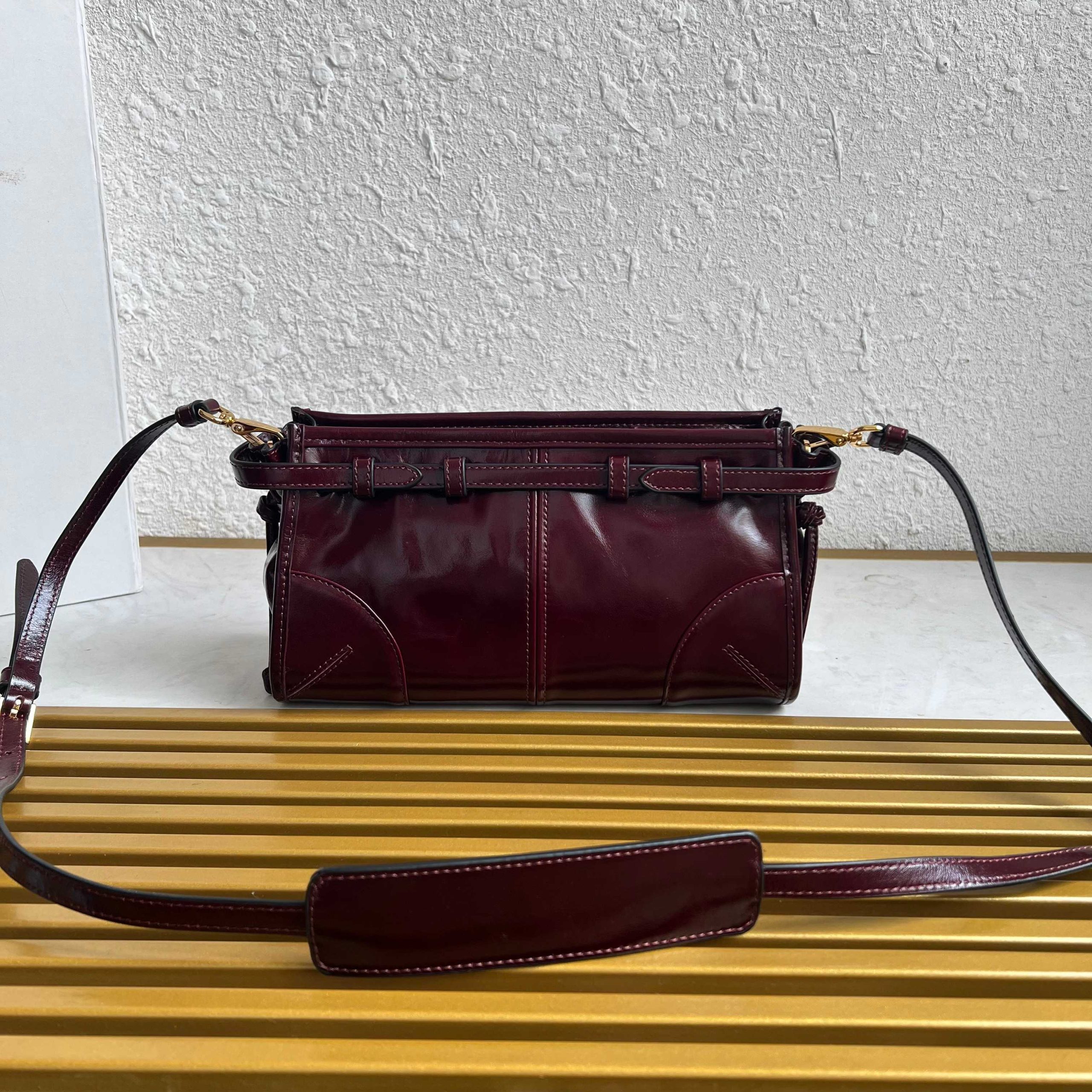 【頂級原單普拉達】新款lusSolf油臘皮1BH215斜跨包的图片-高仿普拉达包包 【頂級原單普拉達】新款lusSolf油臘皮1BH215斜跨包的图片-高仿普拉达包包