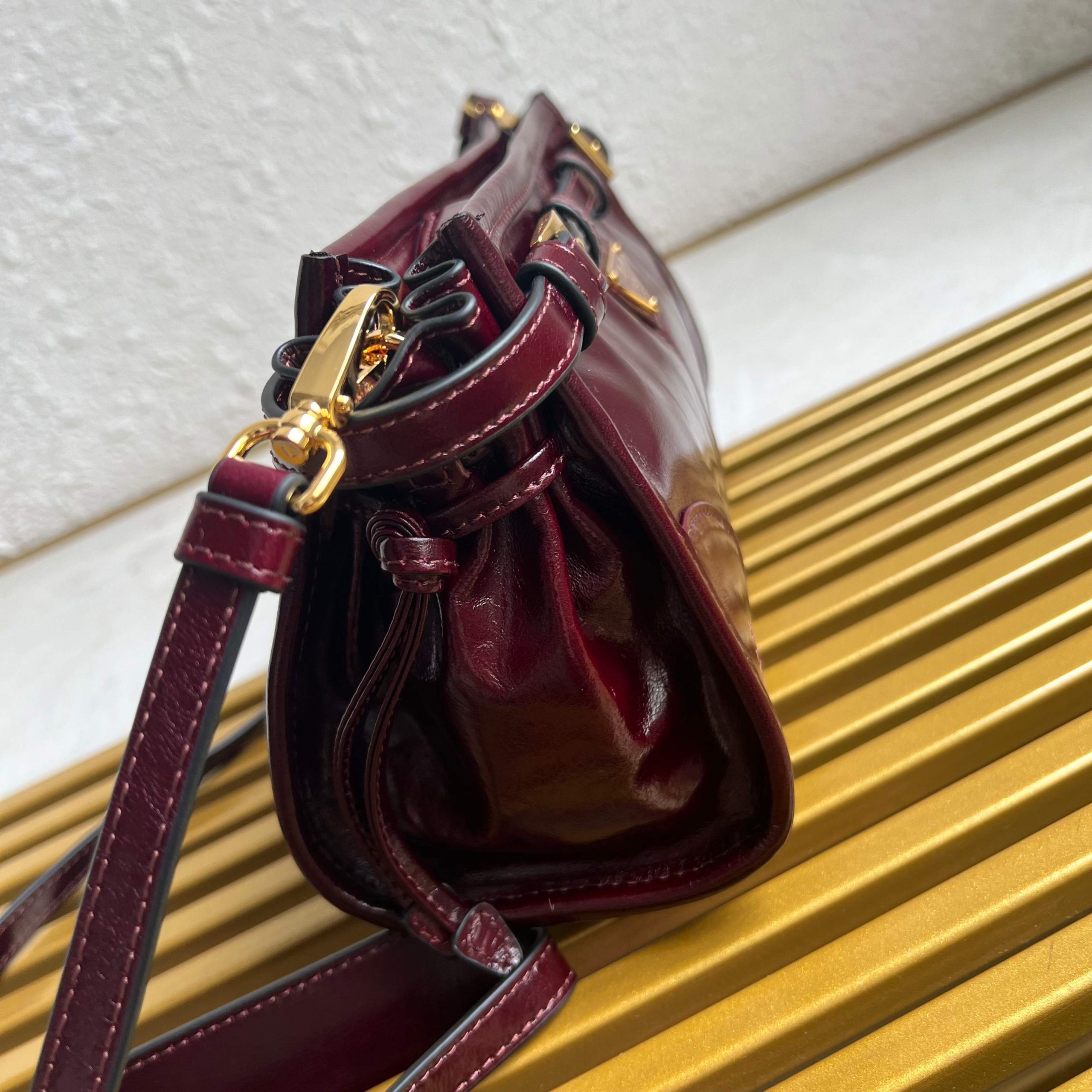 【頂級原單普拉達】新款lusSolf油臘皮1BH215斜跨包的图片-高仿普拉达包包 【頂級原單普拉達】新款lusSolf油臘皮1BH215斜跨包的图片-高仿普拉达包包