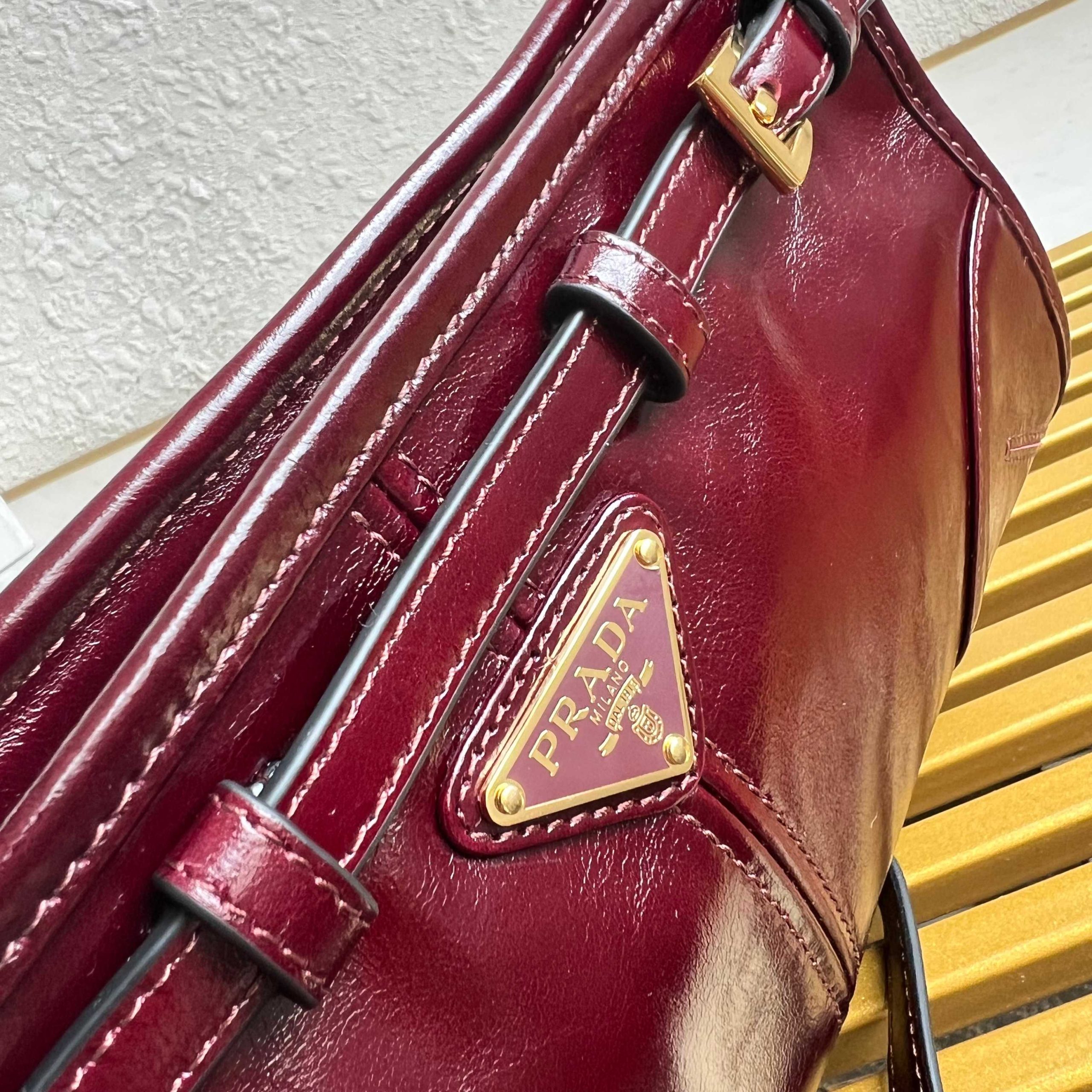 【頂級原單普拉達】新款lusSolf油臘皮1BH215斜跨包的图片-高仿普拉达包包 【頂級原單普拉達】新款lusSolf油臘皮1BH215斜跨包的图片-高仿普拉达包包