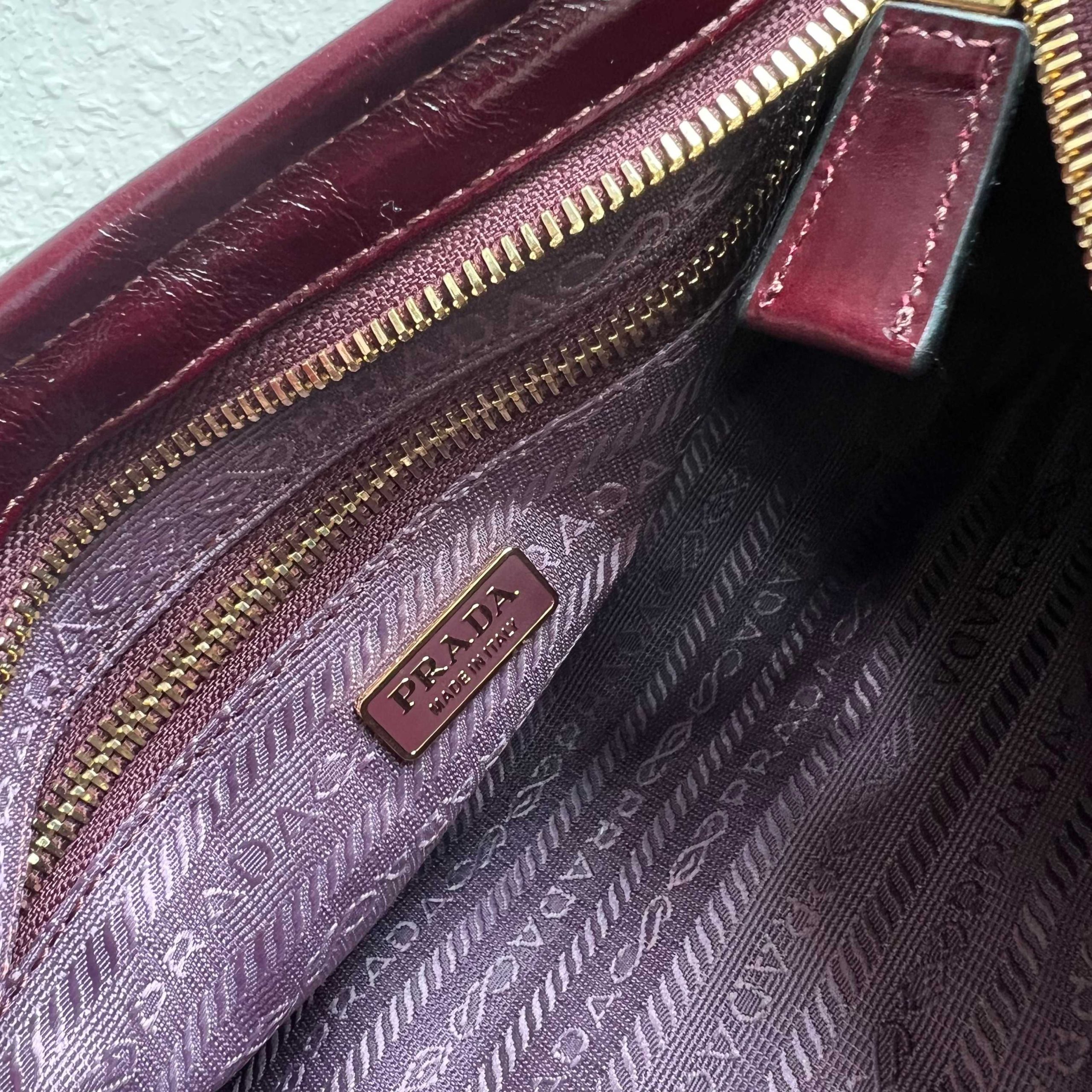 【頂級原單普拉達】新款lusSolf油臘皮1BH215斜跨包的图片-高仿普拉达包包 【頂級原單普拉達】新款lusSolf油臘皮1BH215斜跨包的图片-高仿普拉达包包