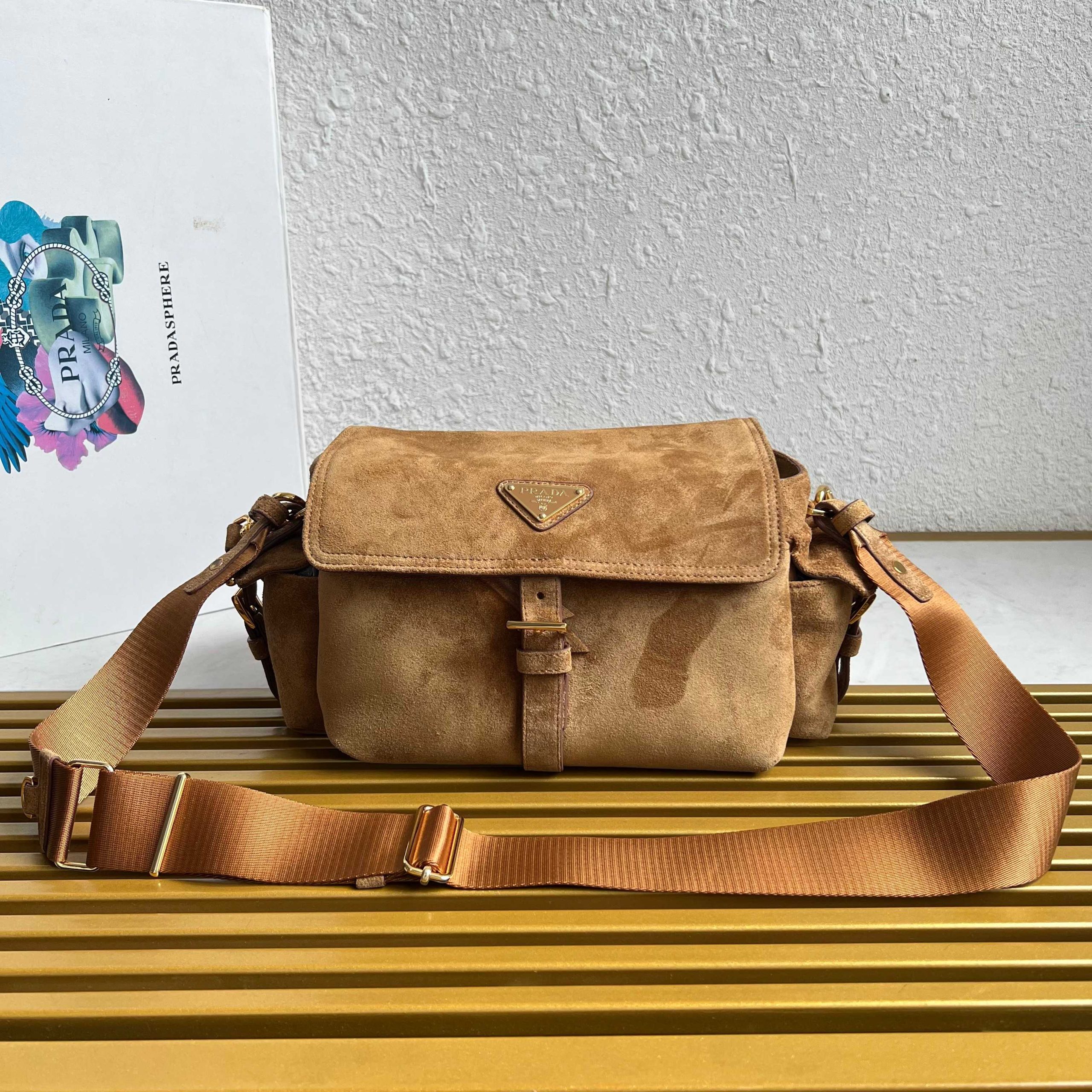 普拉達【頂級原單】新款郵差包1BD394磨砂皮肉桂色的图片-高仿普拉达包包