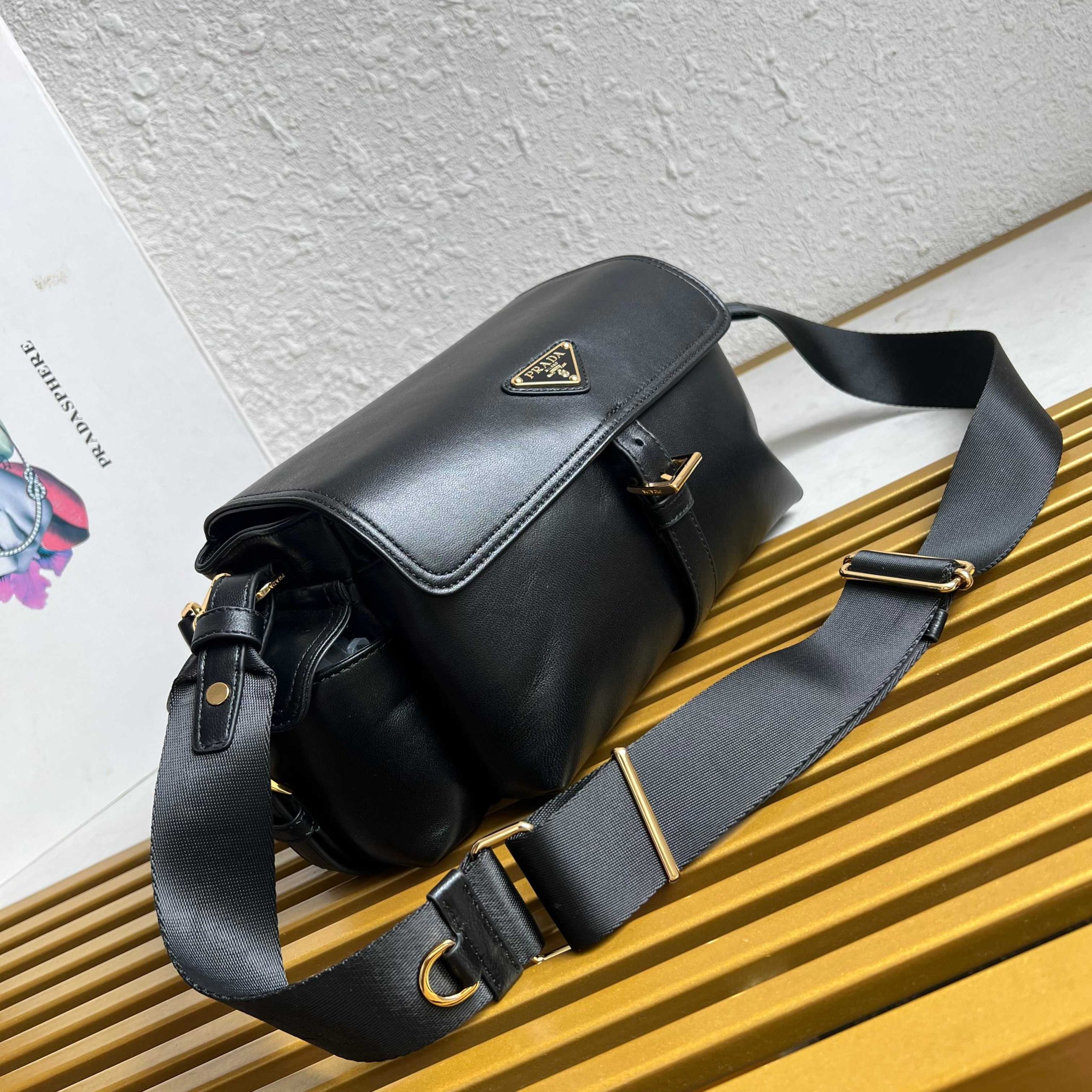 【頂級原單普拉達】🎉新款郵差包🎉1BD394羊皮 黑色 到貨的图片-高仿普拉达包包 【頂級原單普拉達】🎉新款郵差包🎉1BD394羊皮 黑色 到貨的图片-高仿普拉达包包