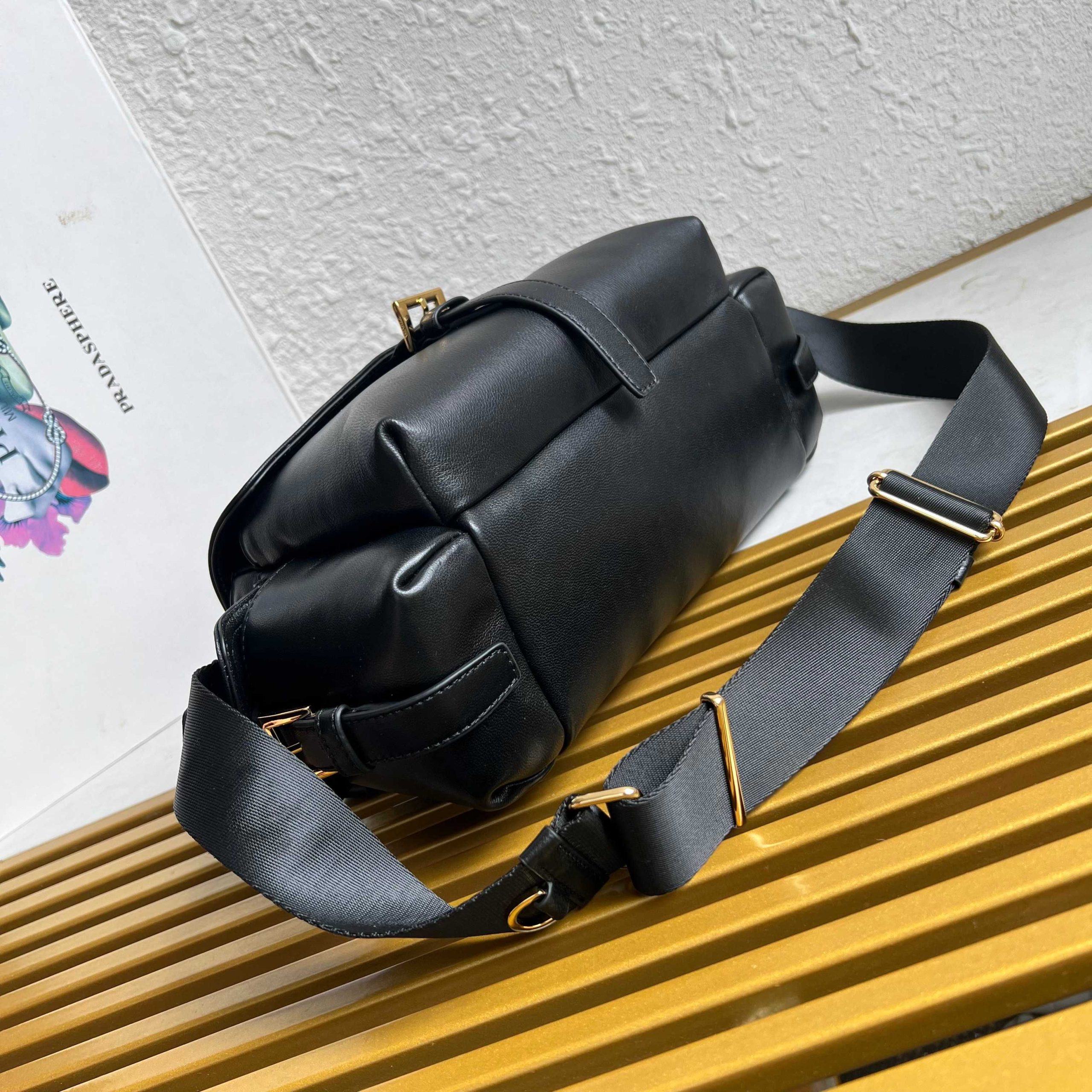 【頂級原單普拉達】🎉新款郵差包🎉1BD394羊皮 黑色 到貨的图片-高仿普拉达包包 【頂級原單普拉達】🎉新款郵差包🎉1BD394羊皮 黑色 到貨的图片-高仿普拉达包包