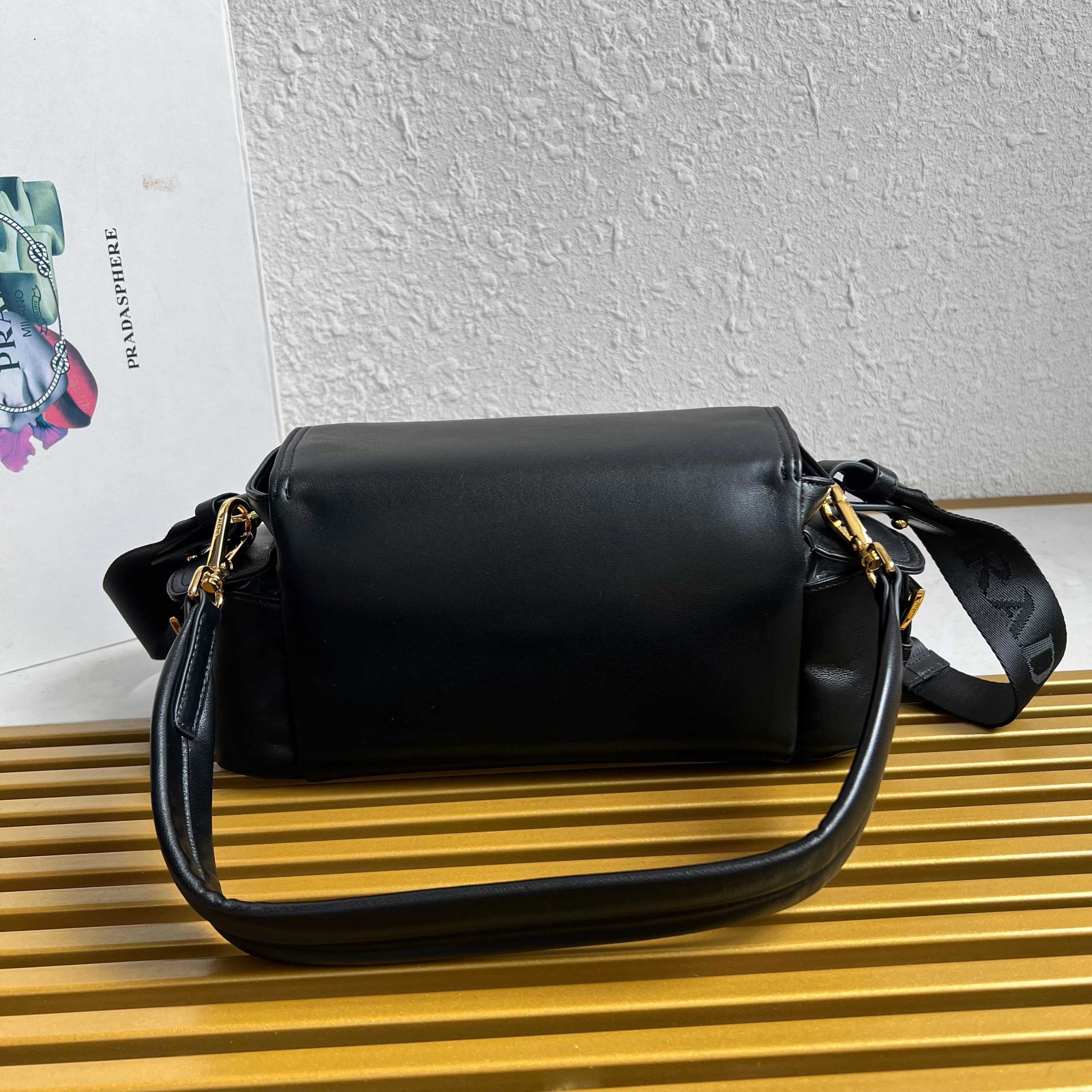【頂級原單普拉達】🎉新款郵差包🎉1BD394羊皮 黑色 到貨的图片-高仿普拉达包包 【頂級原單普拉達】🎉新款郵差包🎉1BD394羊皮 黑色 到貨的图片-高仿普拉达包包