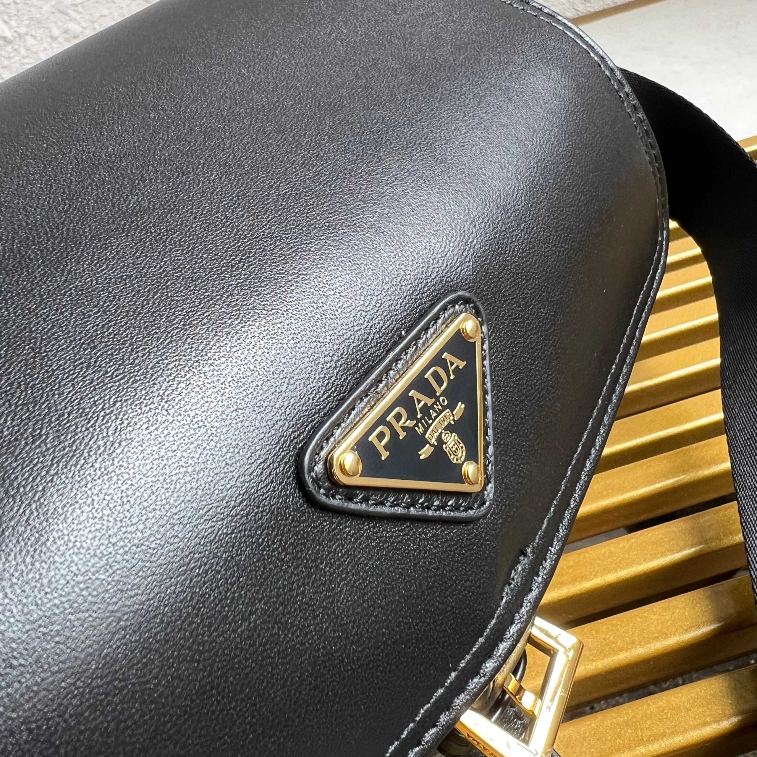 【頂級原單普拉達】🎉新款郵差包🎉1BD394羊皮 黑色 到貨的图片-高仿普拉达包包 【頂級原單普拉達】🎉新款郵差包🎉1BD394羊皮 黑色 到貨的图片-高仿普拉达包包