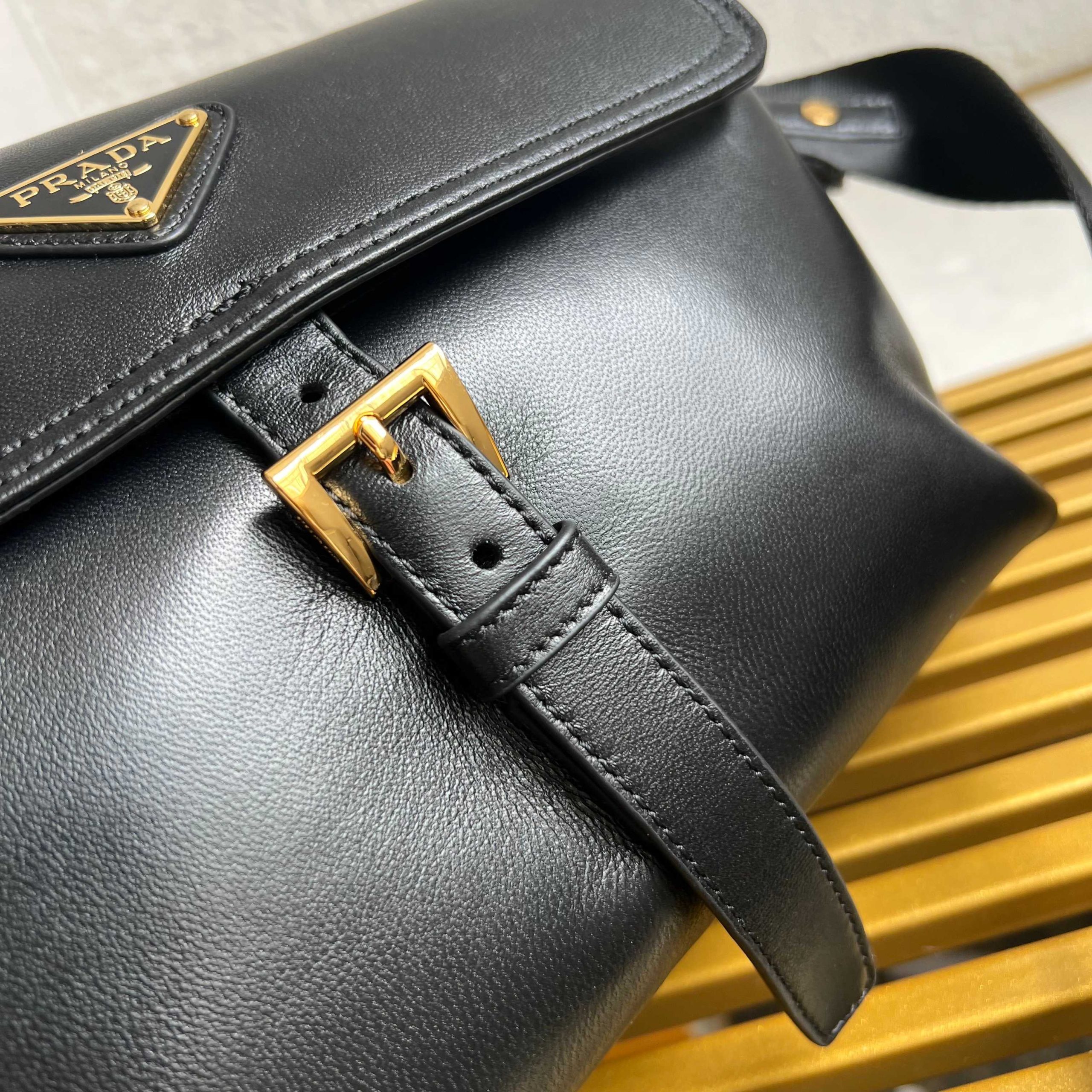 【頂級原單普拉達】🎉新款郵差包🎉1BD394羊皮 黑色 到貨的图片-高仿普拉达包包 【頂級原單普拉達】🎉新款郵差包🎉1BD394羊皮 黑色 到貨的图片-高仿普拉达包包