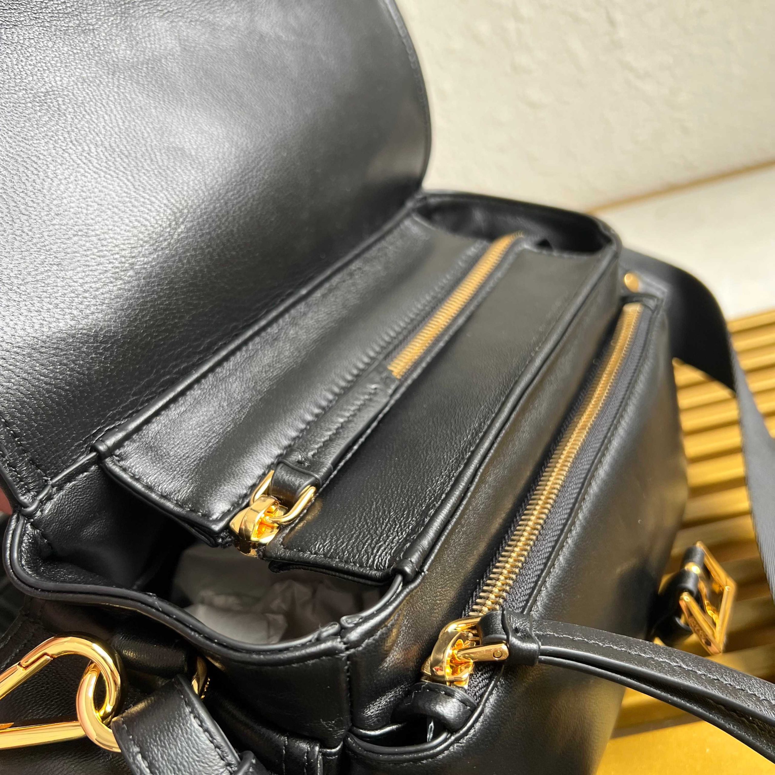 【頂級原單普拉達】🎉新款郵差包🎉1BD394羊皮 黑色 到貨的图片-高仿普拉达包包 【頂級原單普拉達】🎉新款郵差包🎉1BD394羊皮 黑色 到貨的图片-高仿普拉达包包