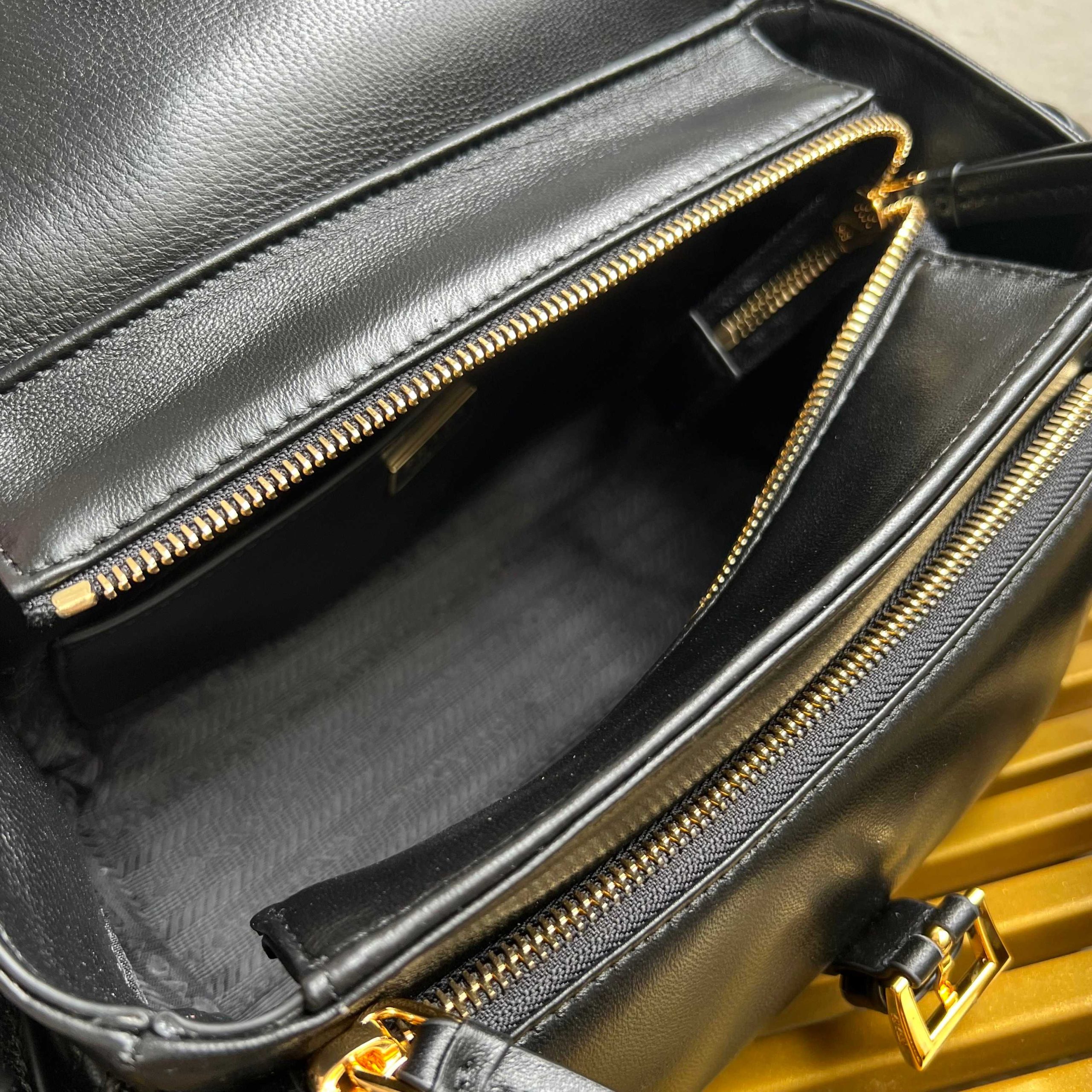 【頂級原單普拉達】🎉新款郵差包🎉1BD394羊皮 黑色 到貨的图片-高仿普拉达包包 【頂級原單普拉達】🎉新款郵差包🎉1BD394羊皮 黑色 到貨的图片-高仿普拉达包包