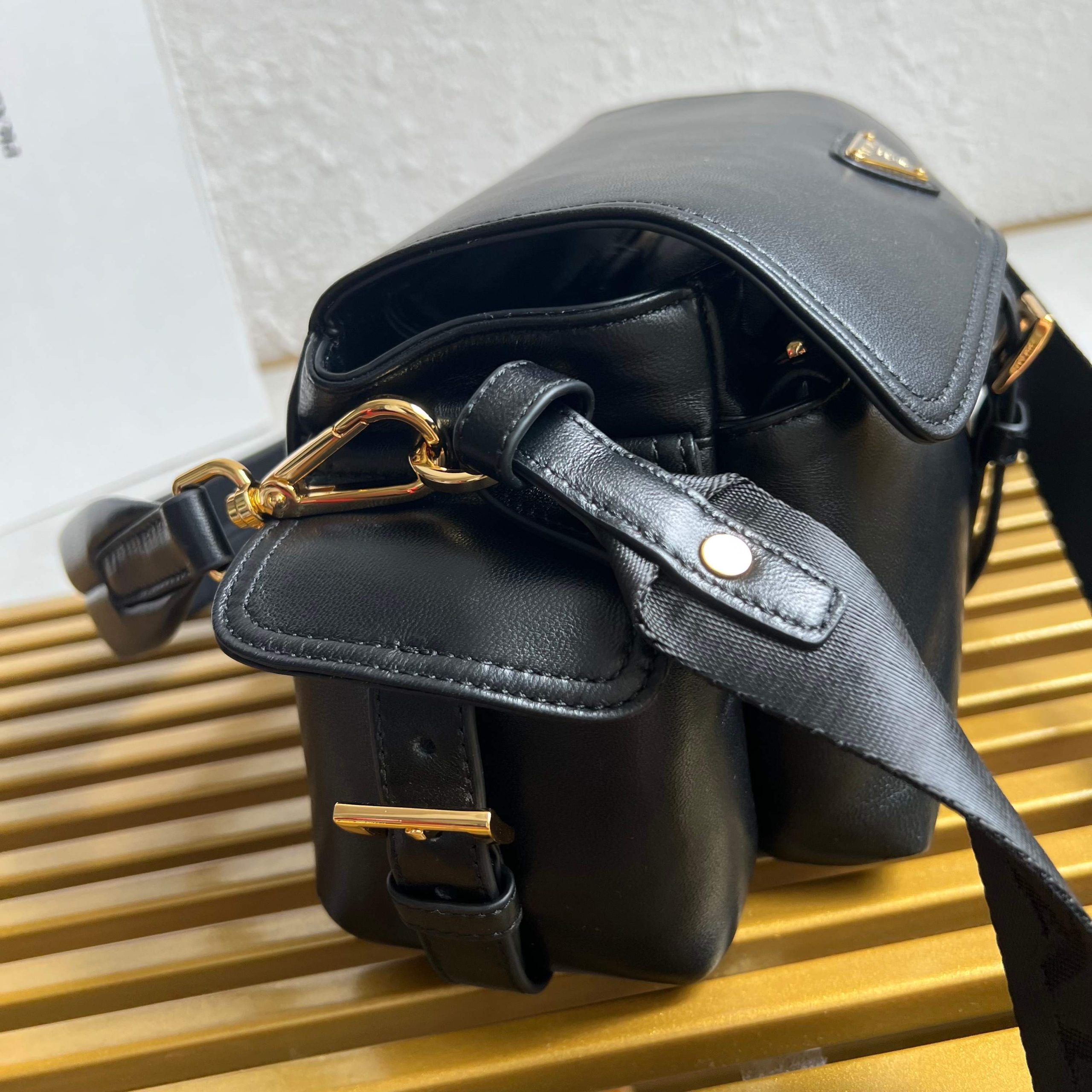 【頂級原單普拉達】🎉新款郵差包🎉1BD394羊皮 黑色 到貨的图片-高仿普拉达包包 【頂級原單普拉達】🎉新款郵差包🎉1BD394羊皮 黑色 到貨的图片-高仿普拉达包包