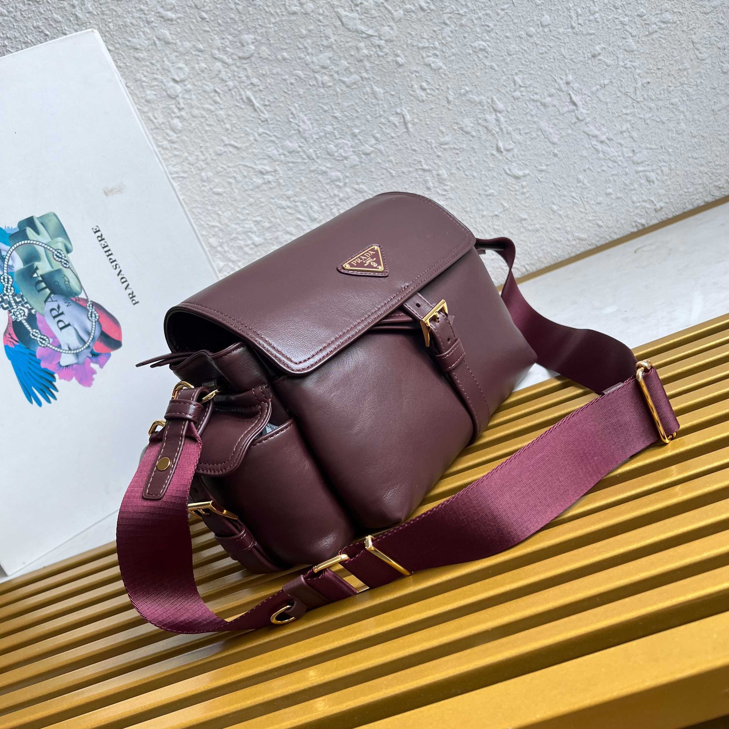 【頂級原單高仿包】🎉新款郵差包🎉1BD394羊皮 酒紅色普拉達的图片-高仿普拉达包包