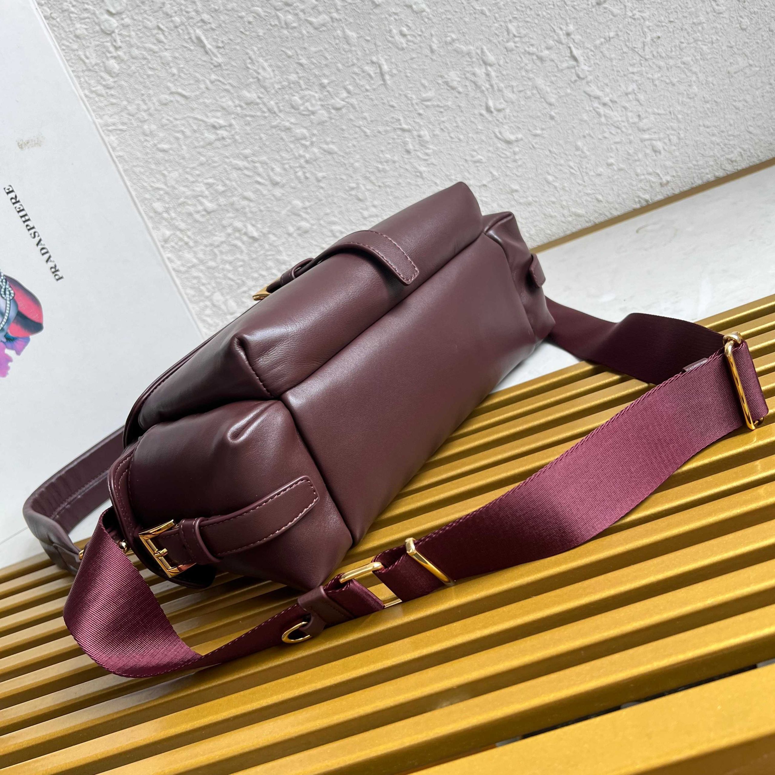 【頂級原單高仿包】🎉新款郵差包🎉1BD394羊皮 酒紅色普拉達的图片-高仿普拉达包包